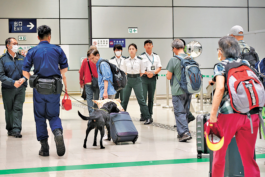 ●香港海關從多方面偵測違禁品。香港文匯報記者黃艾力  攝