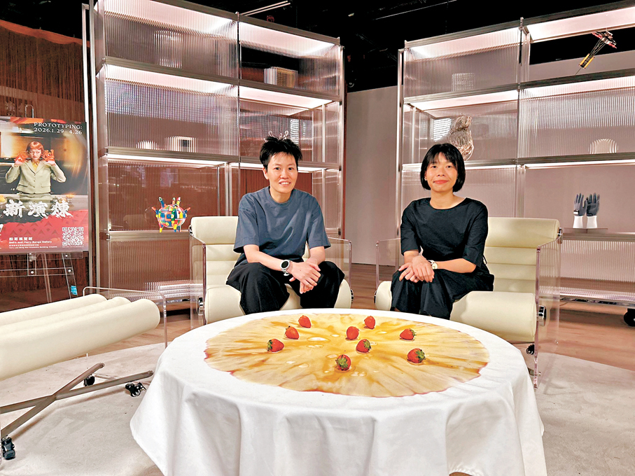 ●設計師李泇定（左）與劉宛姍此次帶來可檢測食物新鮮程度的變色枱布。