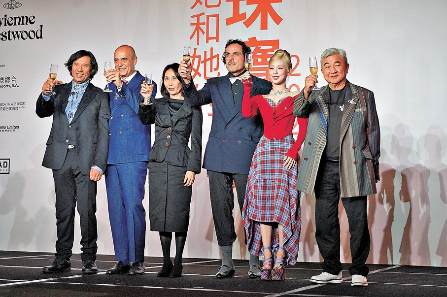 ●眾人舉杯慶珠寶展開幕 。 香港文匯報記者子棠  攝