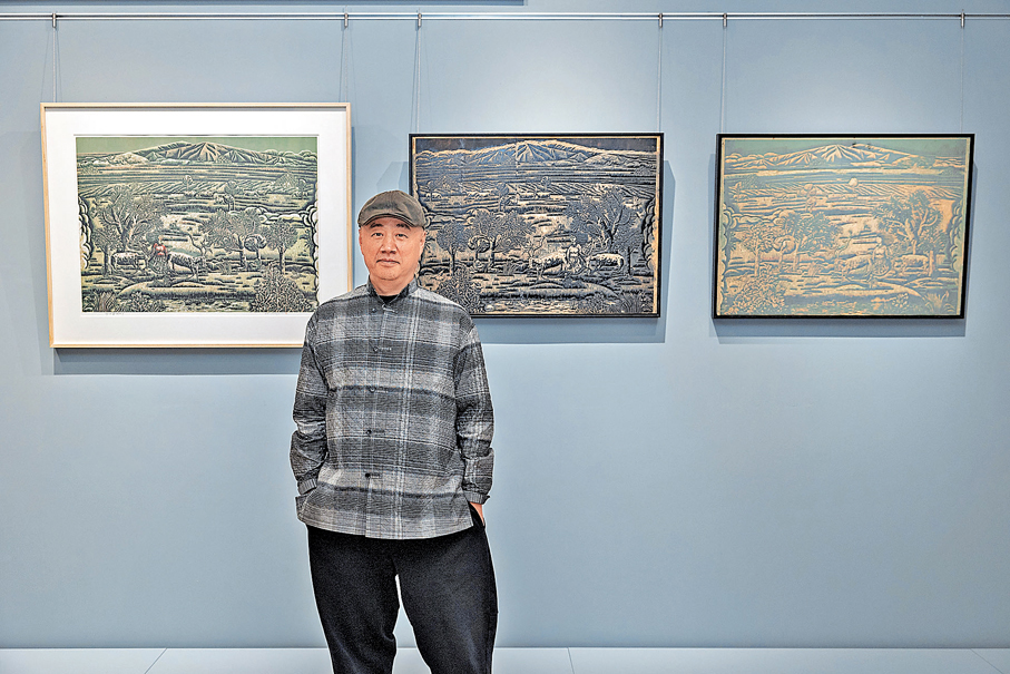 ●版畫藝術家劉春杰回看過往作品，從中品嘗到甜美。 一新美術館供圖