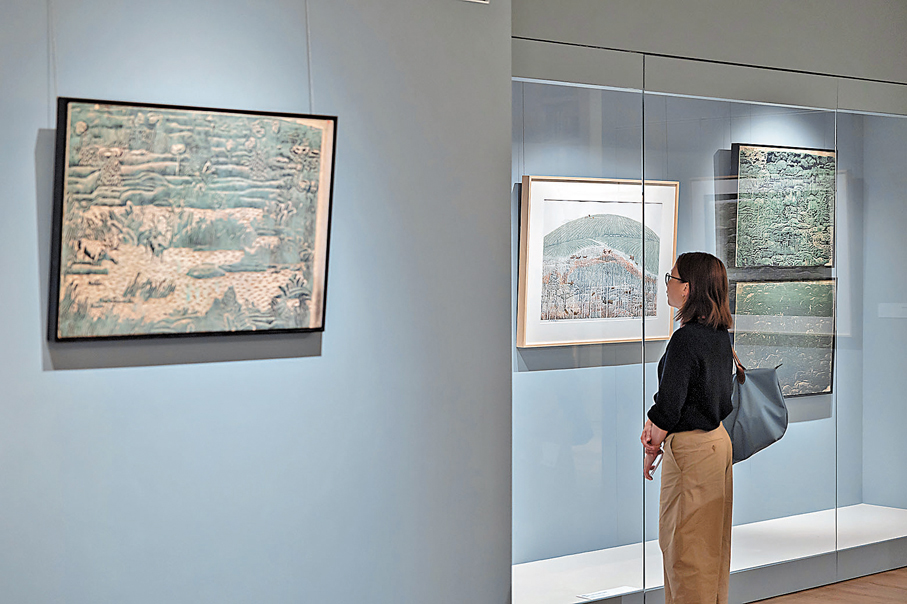 ●觀眾欣賞劉春杰的版畫作品。 一新美術館供圖