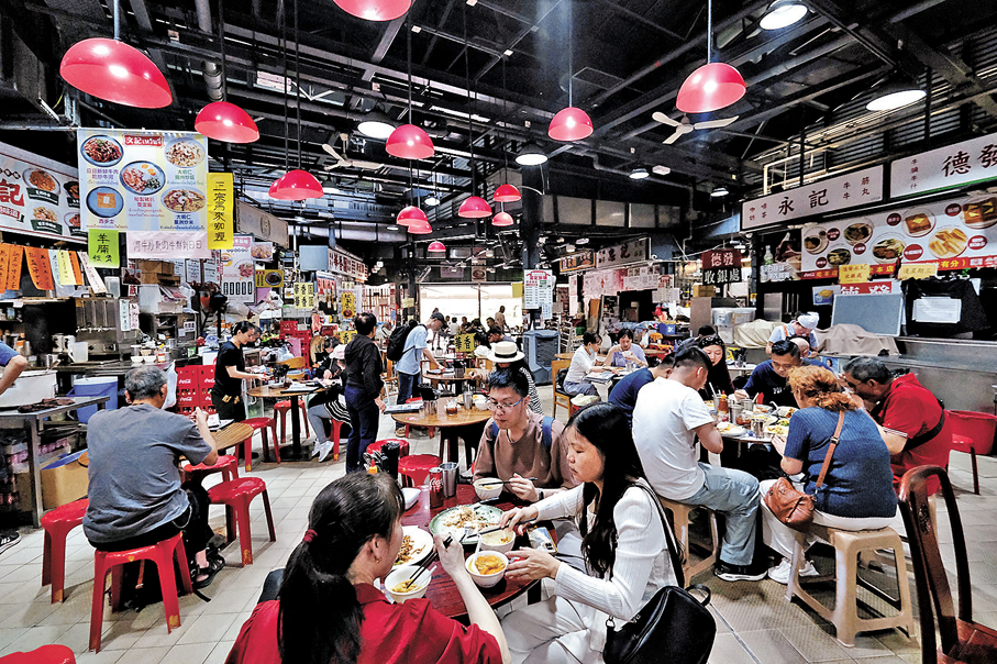 ●熟食中心，紅燈罩下食客滿座，盡顯地道風味。香港文匯報記者涂穴  攝