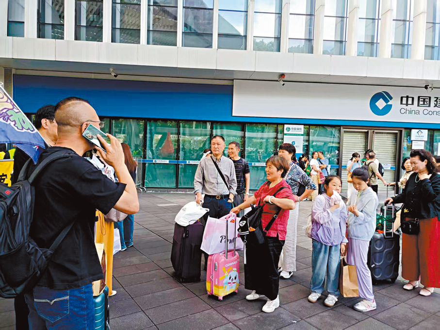 ●港人家庭報團去深圳遊玩。    香港文匯報記者李昌鴻 攝
