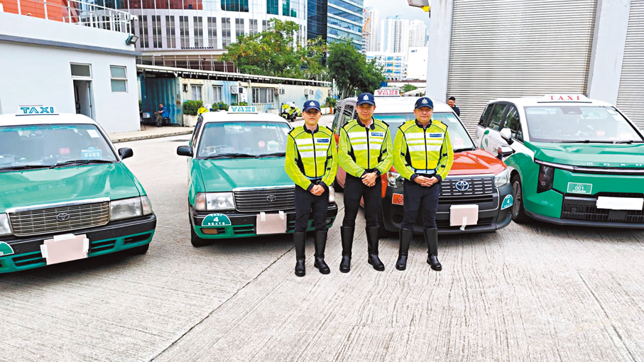 ●警方打擊西貢東壩黑的。  香港文匯報記者林兆崙  攝