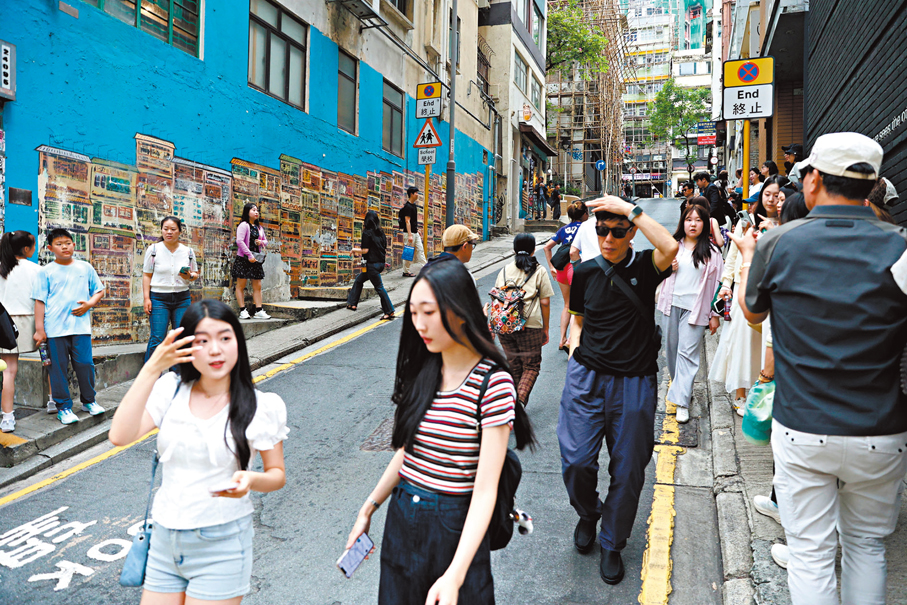 走走停停。香港文匯報記者萬霜靈、曾興偉、涂穴  攝