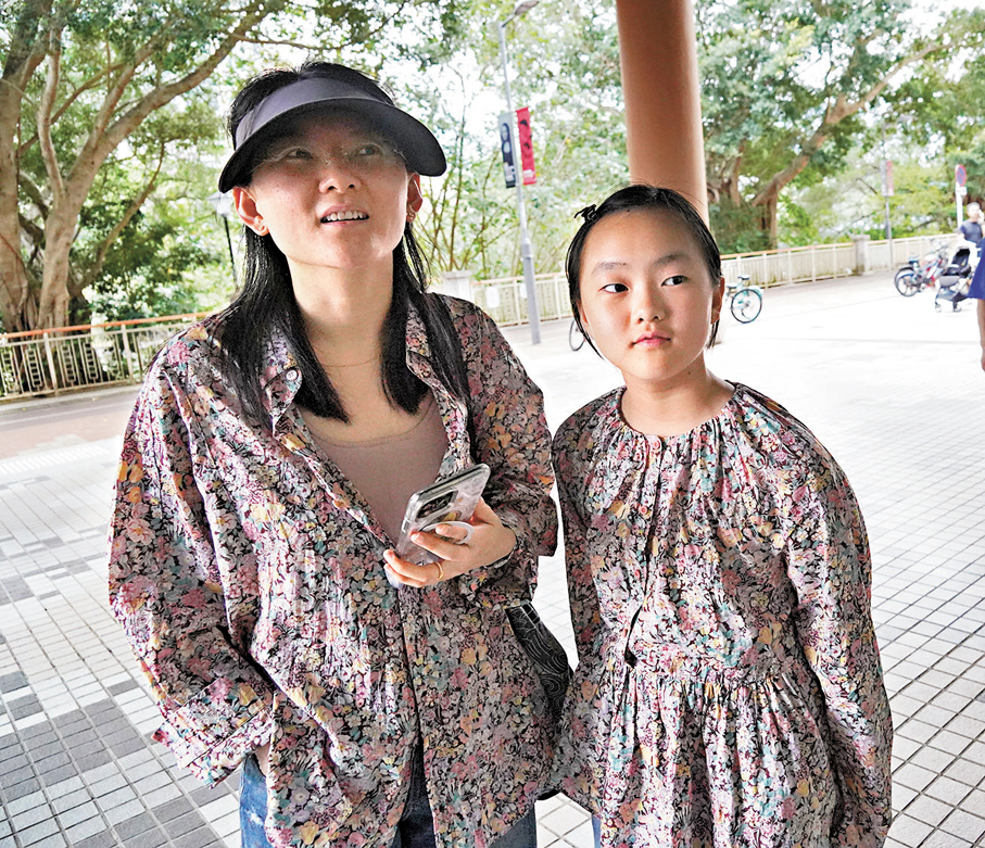 ●沈女士帶女兒入場觀展。香港文匯報記者曾興偉  攝