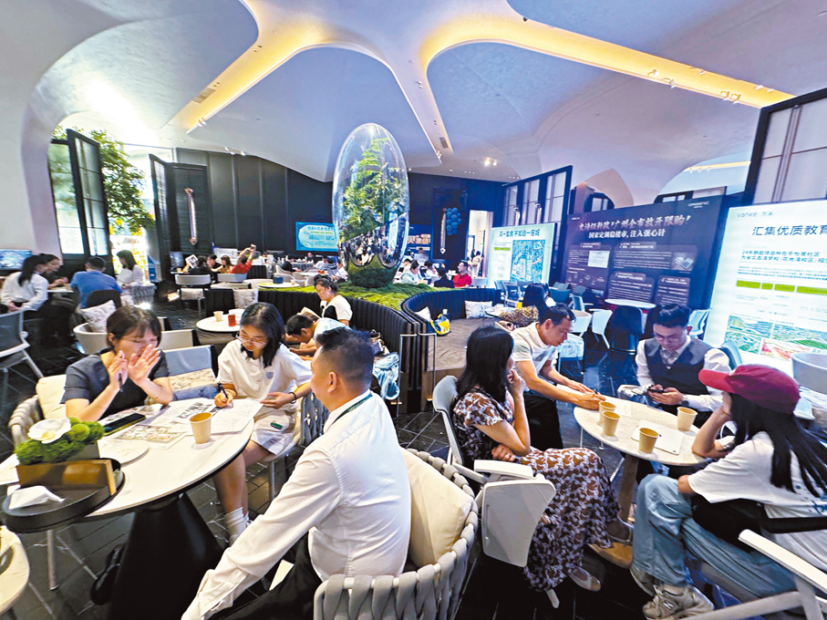 ●圖為廣州一樓盤的銷售大廳。   香港文匯報記者盧靜怡  攝