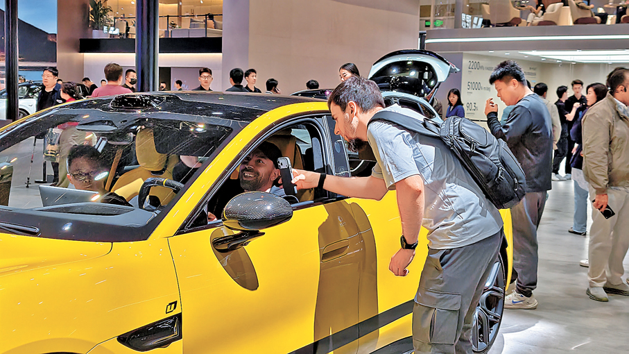●俄羅斯觀眾坐上駕駛位感受小米汽車。