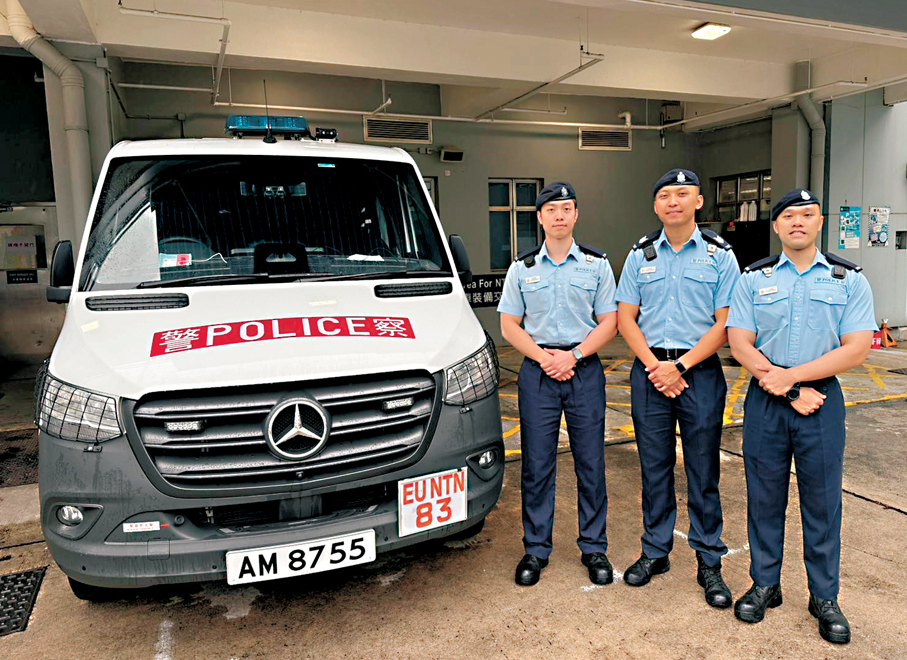 ●新界北總區衝鋒隊警長鄧俊賢（中）、警員劉銘峰（左）及杜毅驄（右）。 香港文匯報記者劉友光  攝