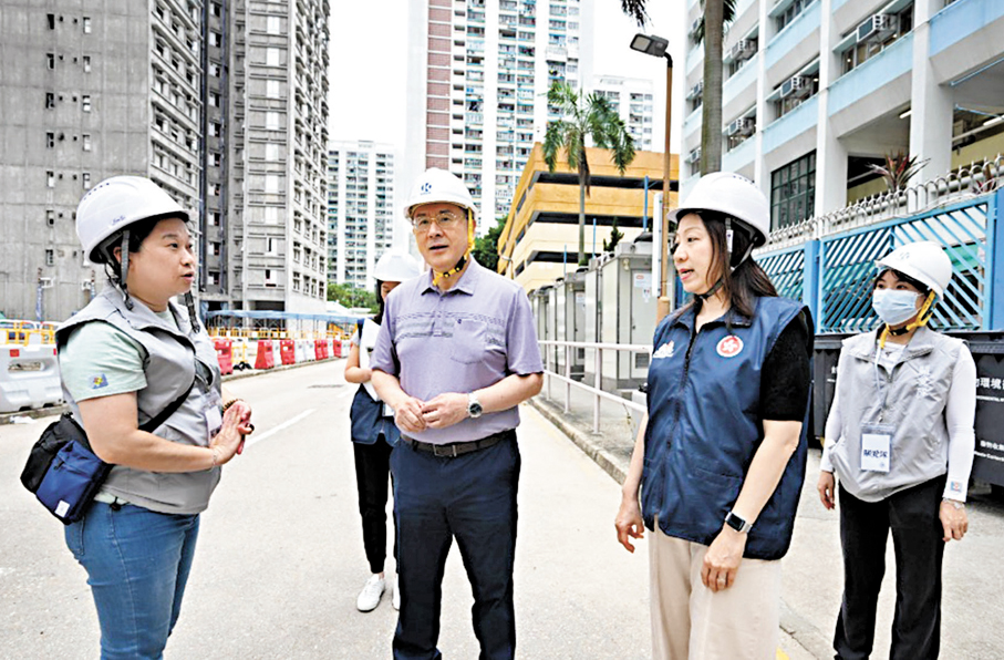●政務司副司長卓永興（左二）到大埔宏福苑視察上樓安排。旁為民政事務總署署長杜潔麗（右二）。