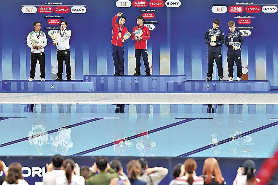 ●冠軍中國組合王宗源（左三）和鄭九源（右三）在頒獎儀式上。  新華社
