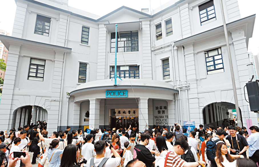 ●熱門打卡景點舊油麻地警署擠滿遊客。
