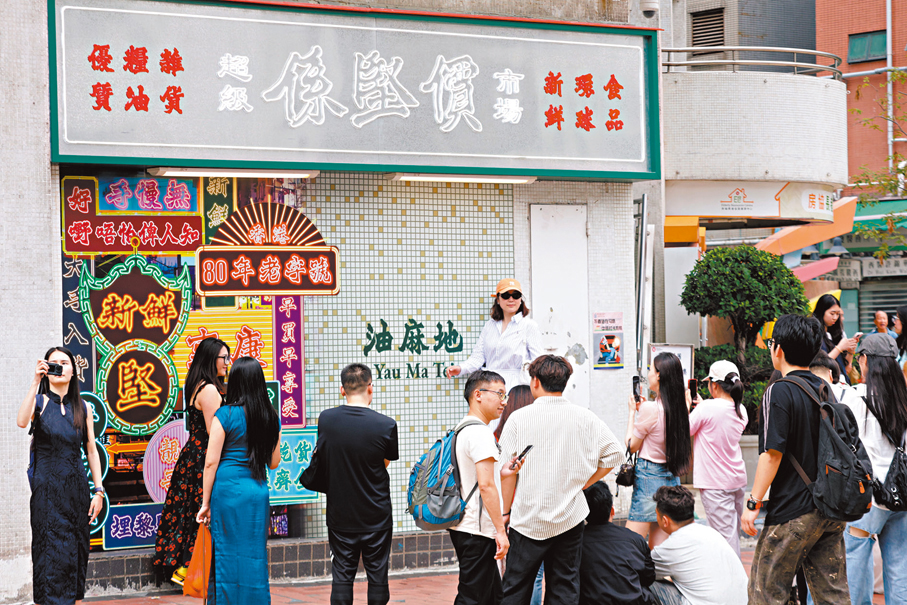 ●港味裝飾吸引遊客拍照留念。