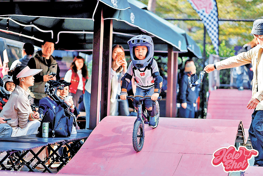 ●海旺角文體中心的Hole Shot騎行公園由香港「鐵血女車神」黃蘊瑤投資創辦，運營以來已招收學員約300名，其中香港小朋友約40人。