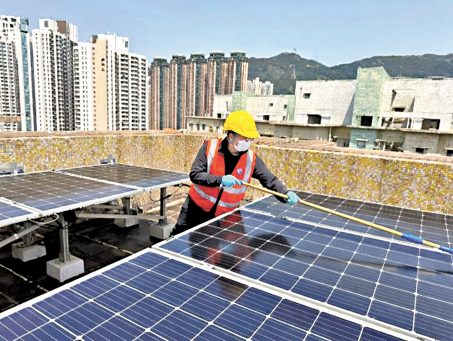 ●圖為香港屋苑天台塗料施工現場。受訪者供圖