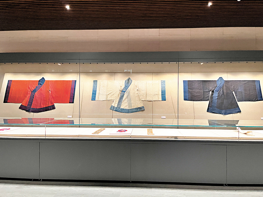 ●明代官員朝服祭服及白紗中單。主辦方供圖