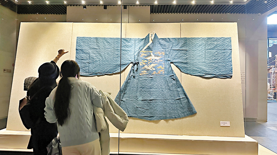●明代官員燕居服「忠靜服」
