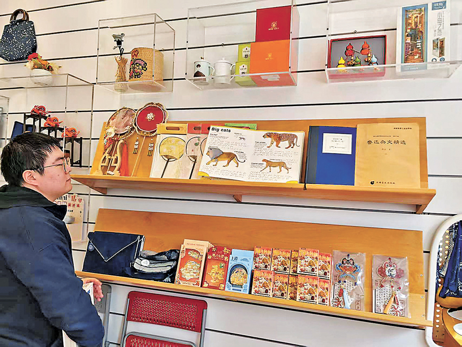 「逆光226」店內有不少來自殘障團體和手工藝人的作品。