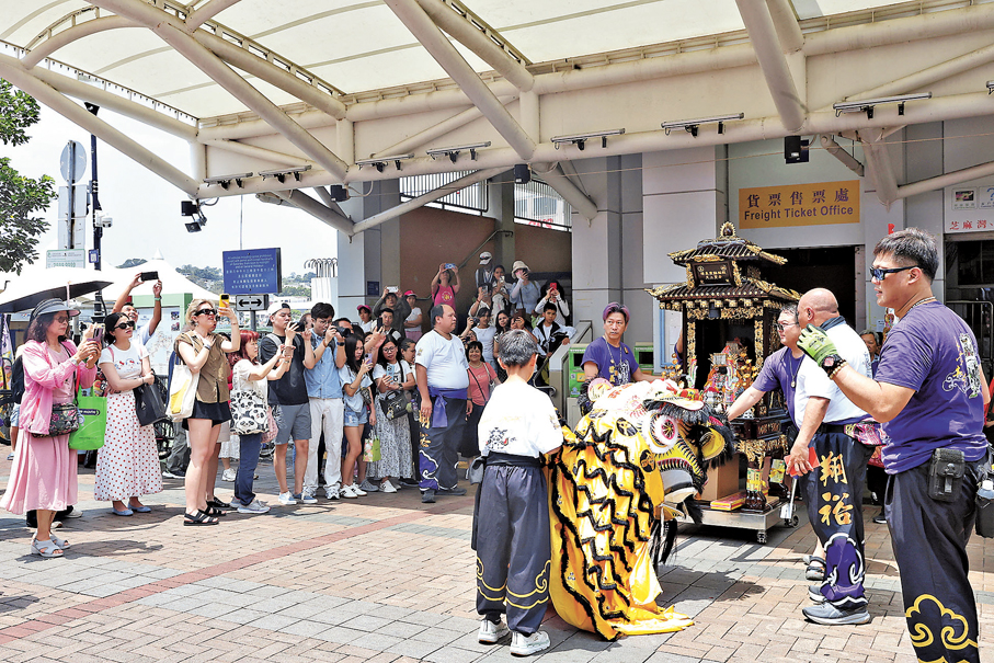 ●長洲碼頭有迎接媽祖的儀式，引起旅客圍觀。 香港文匯報記者萬霜靈 攝