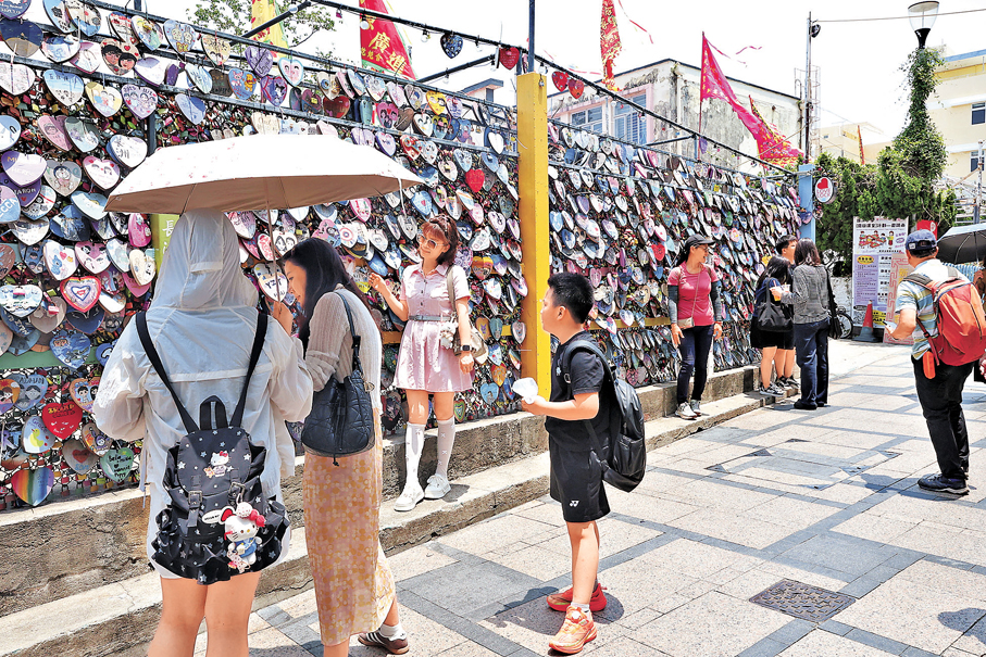  ●不少旅客在愛情鎖區拍照打卡。 香港文匯報記者萬霜靈 攝
