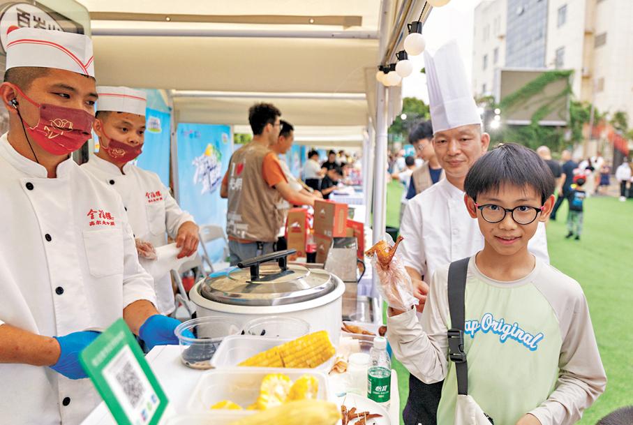 ●「粵超」深圳主場外特色市集，市民駐足品嘗光明乳鴿。  香港文匯報記者郭若溪  攝