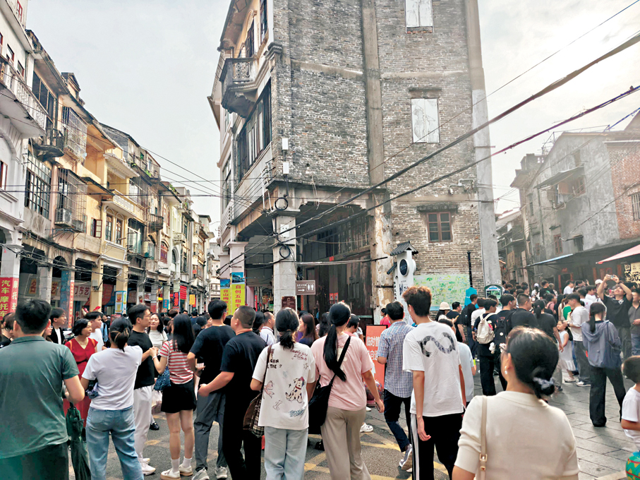 ●江門著名景區三十三墟吸引大量遊客。  香港文匯報記者敖敏輝  攝