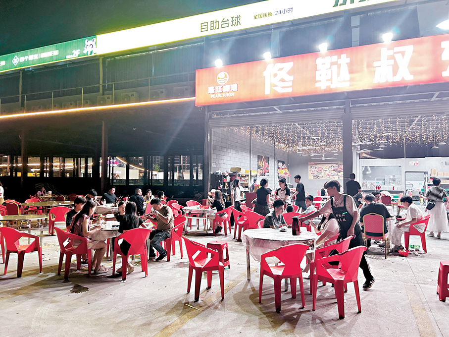 ●看完比賽的觀眾在場館附近的大排檔消費。   香港文匯報記者敖敏輝  攝