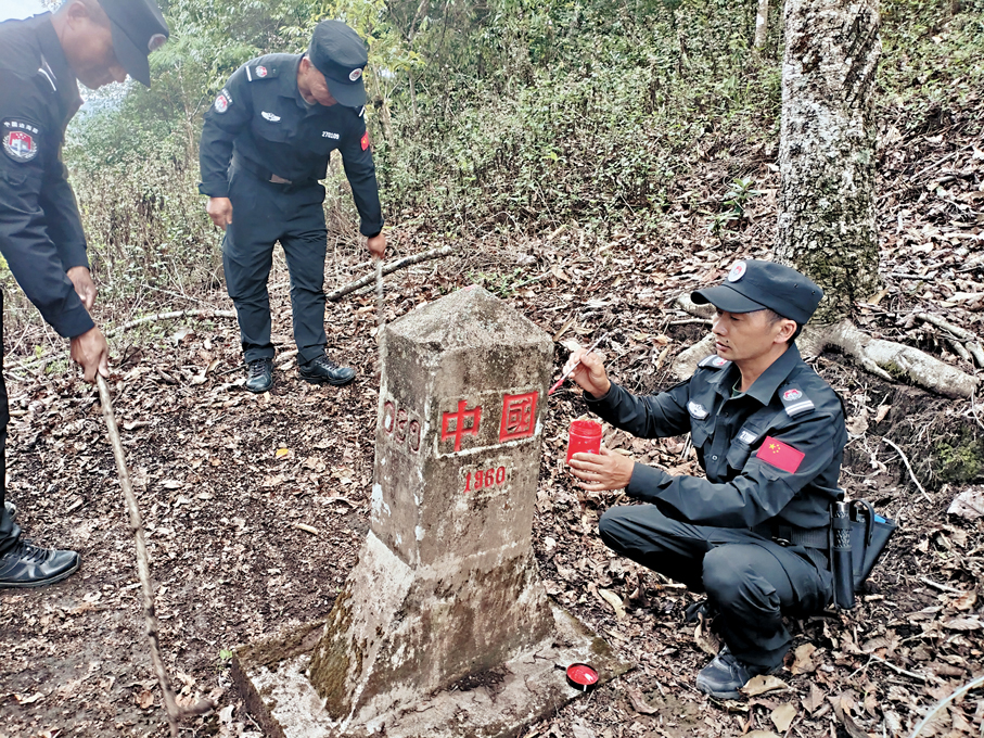 ●194聯防隊員在山林中維護界碑。