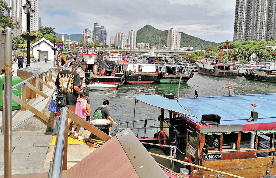 ●朱立威期望，特區政府可在香港首份五年規劃中加入發展南區旅遊經濟的計劃。圖為市民在香港仔避風塘乘搭渡輪。 資料圖片