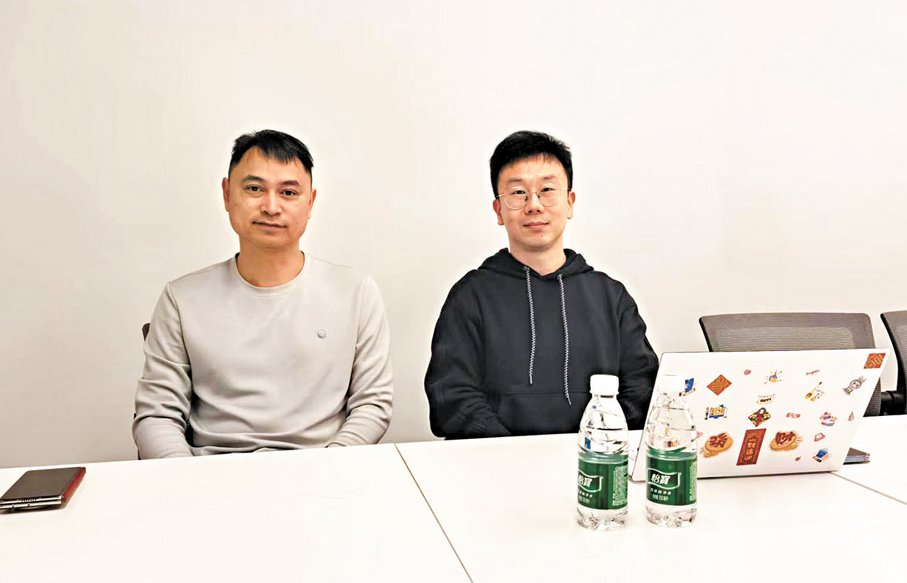 ●問點科技聯合創始人李苗怡（左）認為AI降低技術門檻和人力成本。  香港文匯報記者倪夢璟  攝