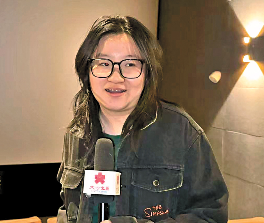 ●影迷小錢特意帶家人來觀影。   香港文匯報記者蘇雨潤 攝