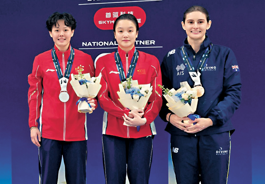 ●陳佳（中）摘得女子三米跳板金牌，陳藝文（左）獲得銀牌。   香港文匯報記者蘇雨潤 攝