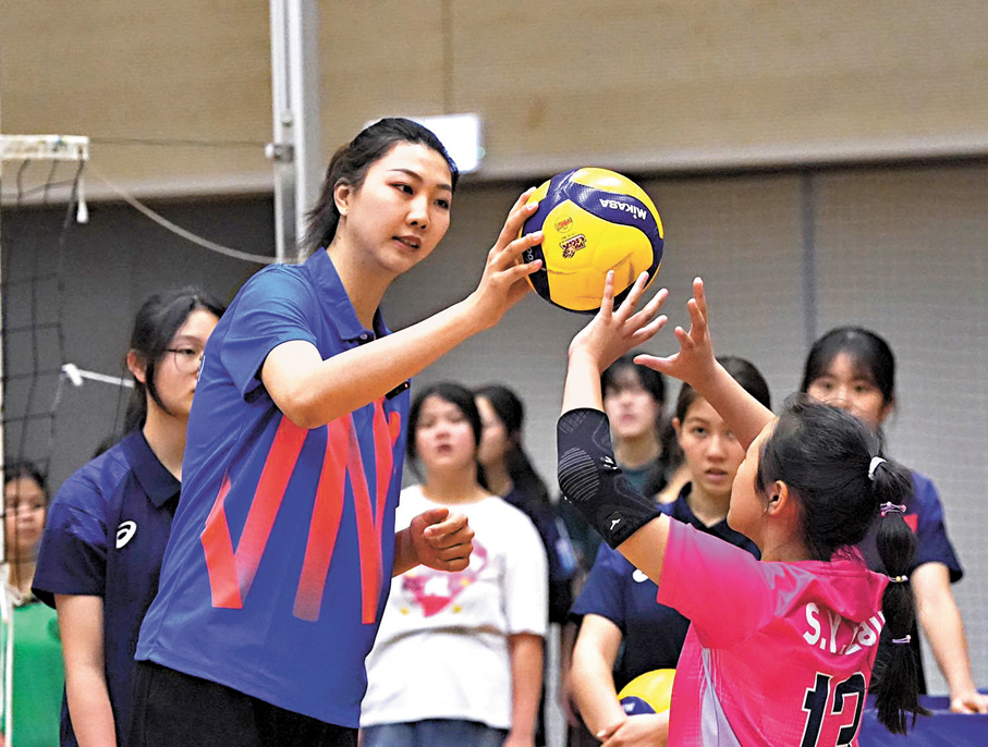 ●袁心玥（左）昨日親身指導小將。   香港文匯報記者張發兒 攝