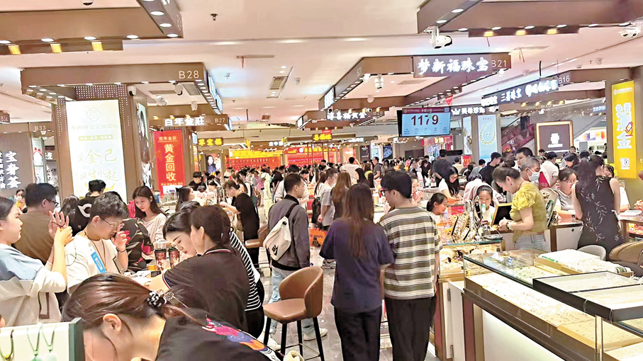 ●大量內地遊客「五一」假期前往水貝黃金市場購買黃金首飾。   香港文匯報深圳傳真