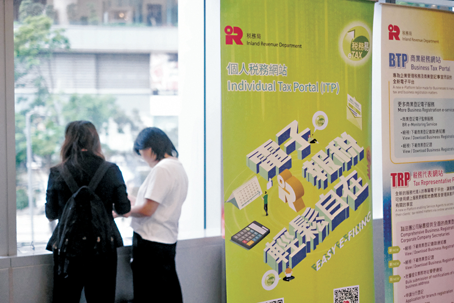 ●全港打工仔荷包滿滿，薪俸稅收增長一成。   香港文匯報記者涂穴 攝