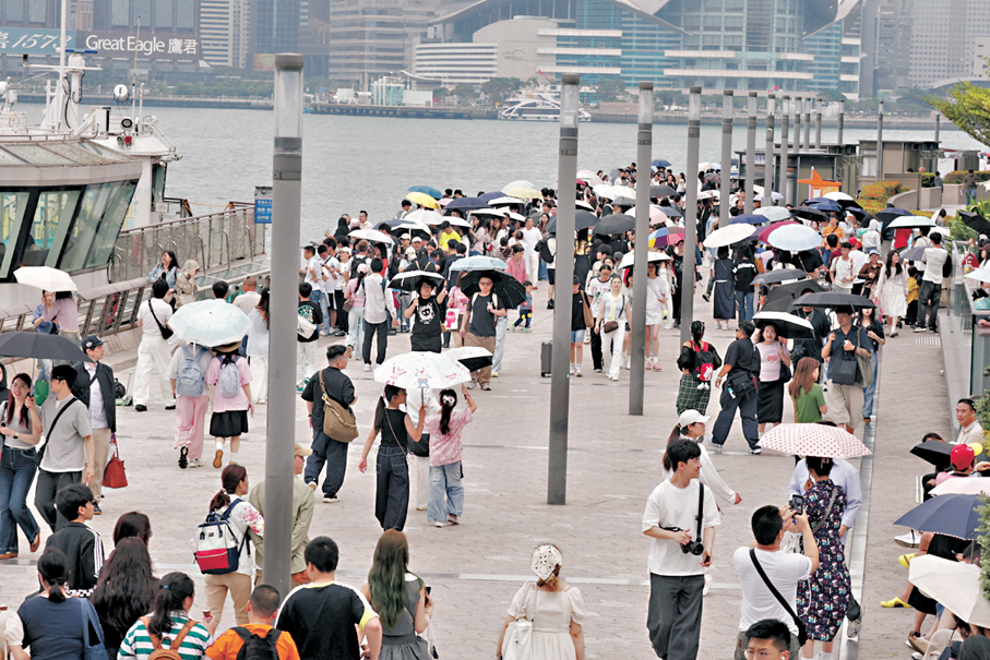 ●黃金周大量內地旅客訪港，帶動了香港本地的餐飲、零售、旅遊生意。 香港文匯報記者北山彥  攝
