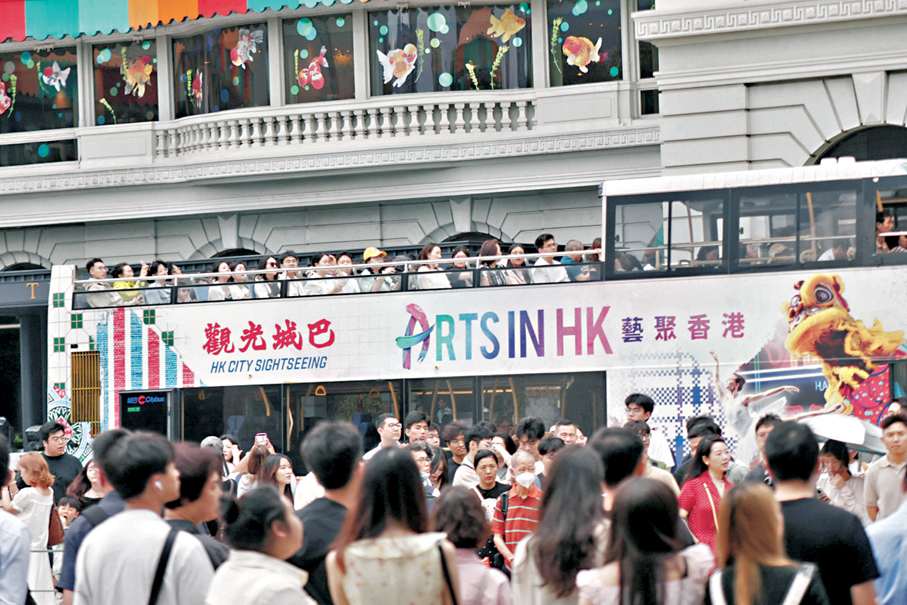 ●旅客乘坐城巴觀光。 香港文匯報記者北山彥  攝