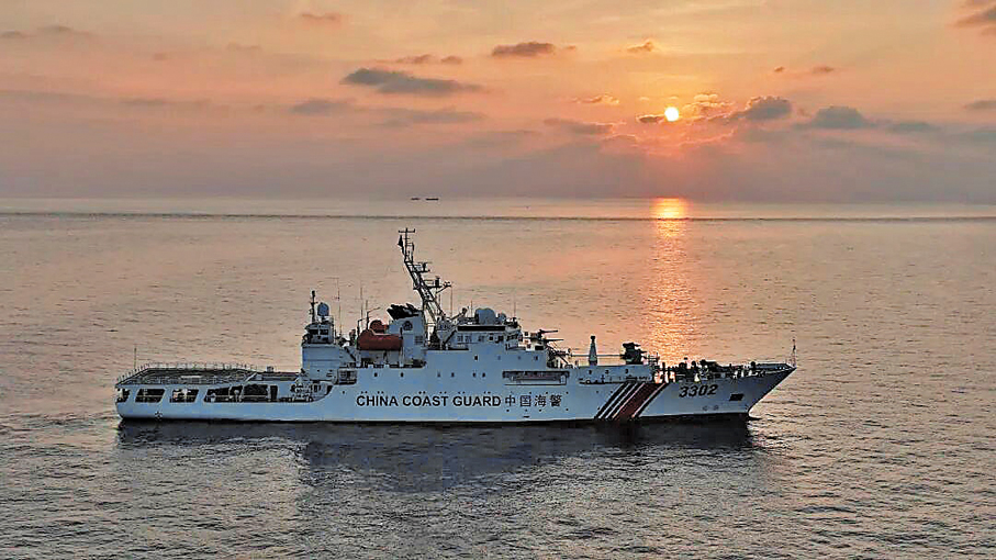 ●4月24日，海警川山艦航行在南海黃岩島海域。中國海警公眾號圖片