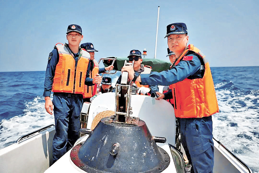 ●4月26日，海警川山艦執法員乘小艇前往漁船救治患病漁民。中國海警公眾號圖片