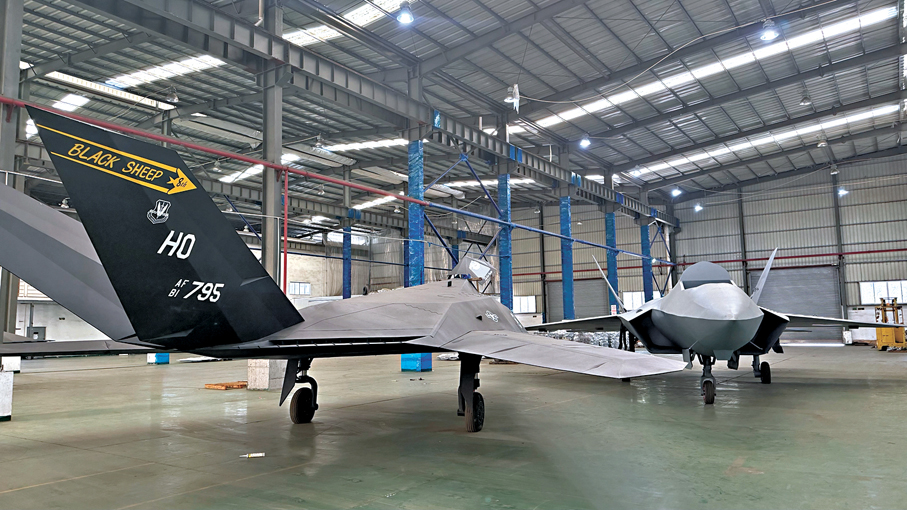 ●在東莞廠房，美國F-117（左）與中國殲-35（右）「迎頭對峙」。 香港文匯報東莞傳真