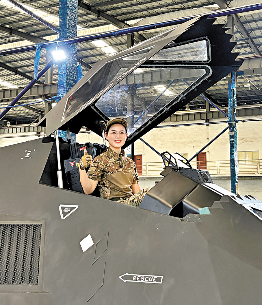 ●廖智玲在乘坐一架仿真版美國F-117「夜鷹」戰鬥機。   香港文匯報東莞傳真