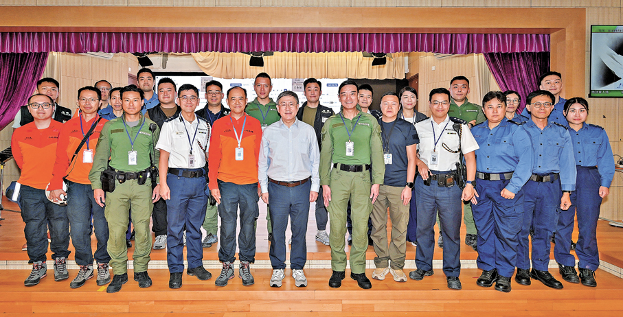●卓永興（前排左六）、警務處行動處處長呂錦豪（前排右六）和民眾安全服務處總參事梁冠康（前排左五）與參與上樓安排的警務人員及民眾安全服務隊人員合影。