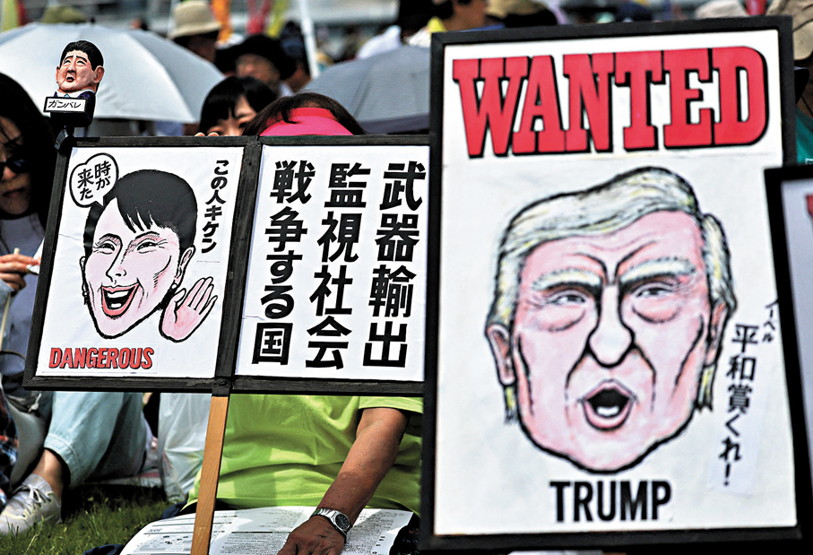 ●現場有示威者諷刺美國總統特朗普及日本首相高市早苗，指高市早苗輸出武器、監視社會及令日本變成發動戰爭的國家。 法新社