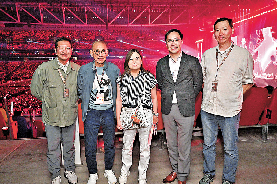 ●楊受成與文化體育及旅遊局局長羅淑佩及啟德體育園有限公司行政總裁金民豪等人一同見證盛事。