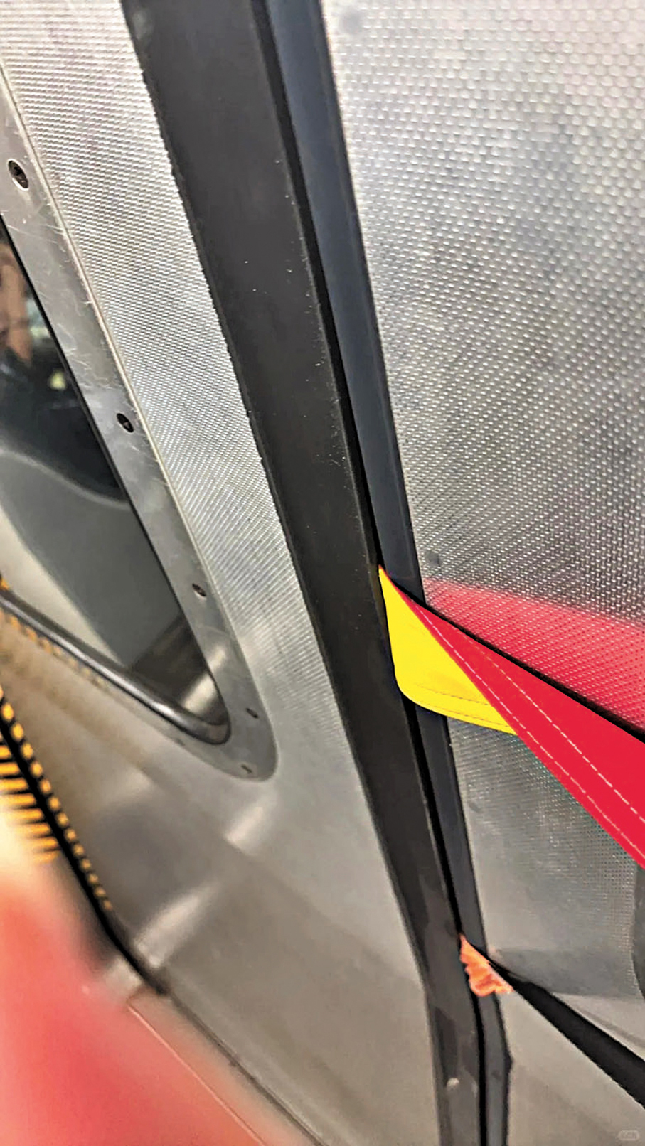 ●一位內地旅客在金鐘站乘車時被車門夾到袋子，事後感謝港鐵職員與香港人的溫情善意。 網絡圖片