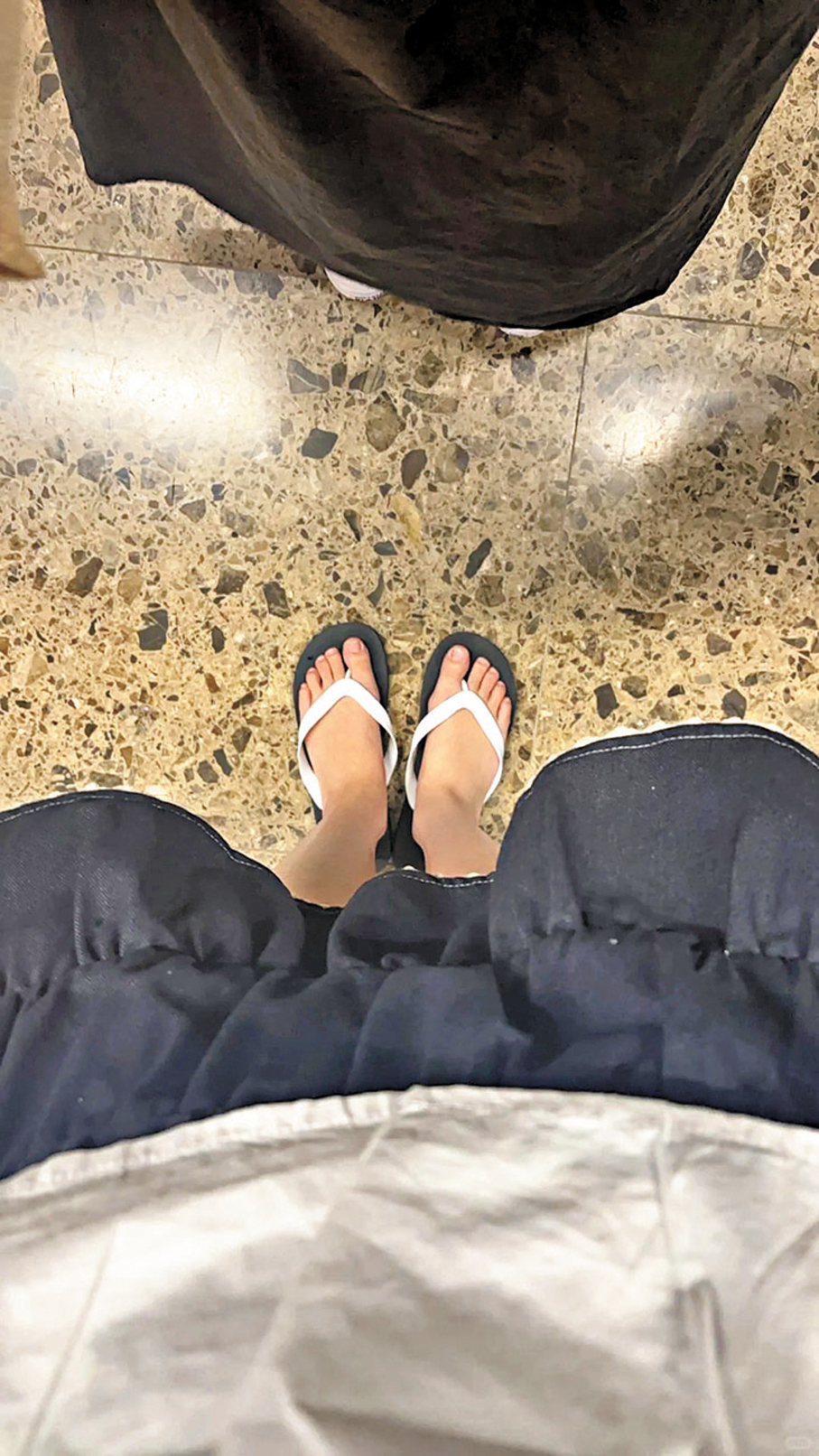 ●港鐵職員找來一雙「人字拖」，借給高跟鞋墮落路軌的內地旅客穿着。 事主發布網圖