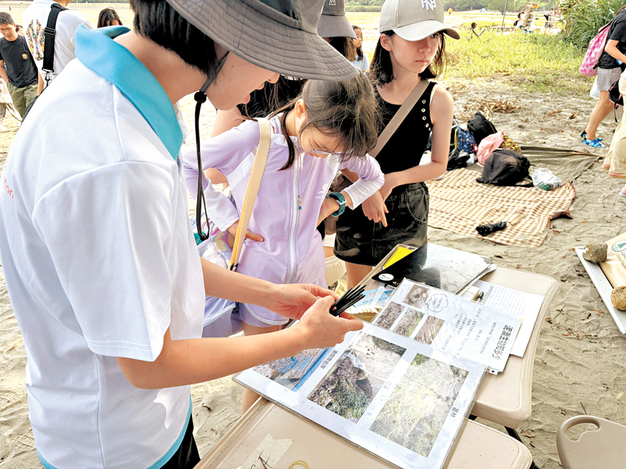 ●漁護署聯同香港海洋公園保育基金日前在大嶼山水口沙坪設置教育攤位。 漁護署Fb圖片
