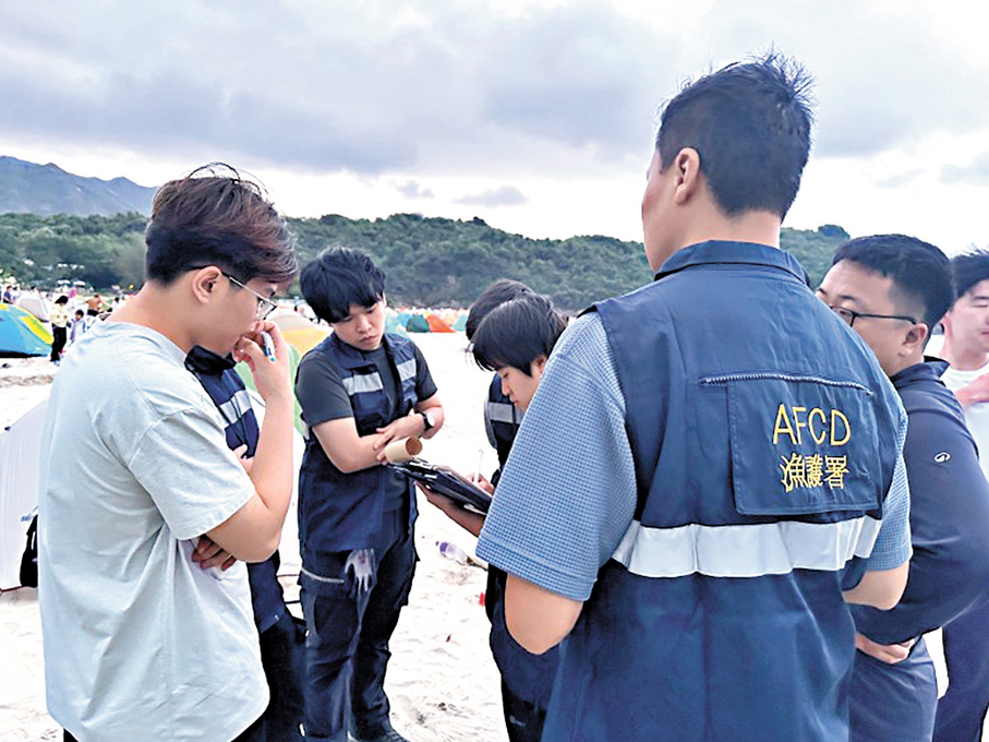 ●漁護署人員連日於西貢東郊野公園、橋咀洲及大嶼山水口等熱門地點進行巡邏，呼籲市民及遊客保持環境清潔。