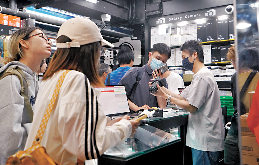 ●不少內地旅客在旺角星際城市購買相機。   香港文匯報記者曾興偉 攝