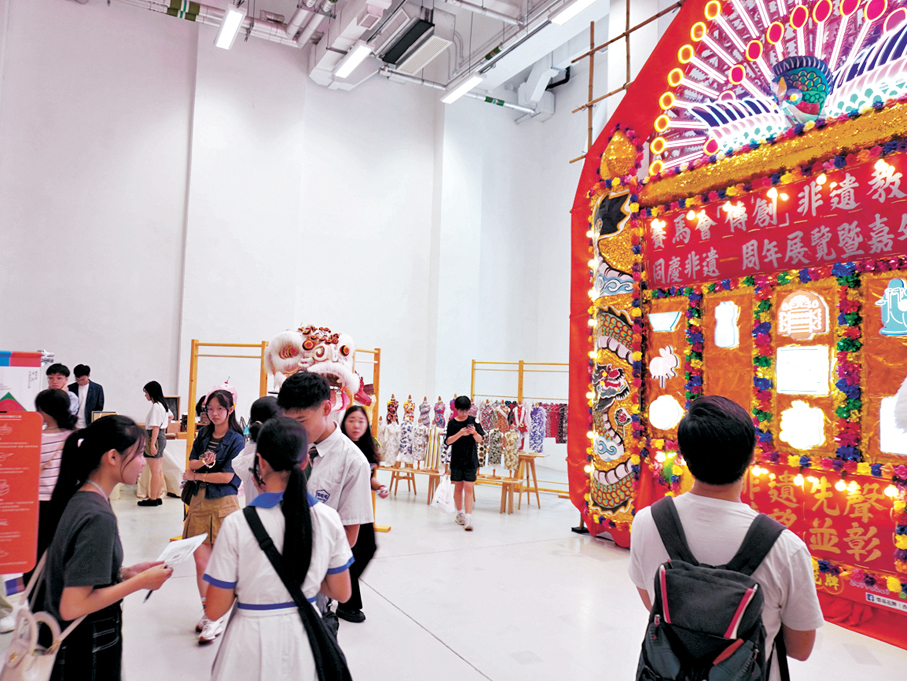 ●非遺教育計劃去年的周年展覽暨嘉年華於大館舉行，吸引眾多市民和學生參觀。